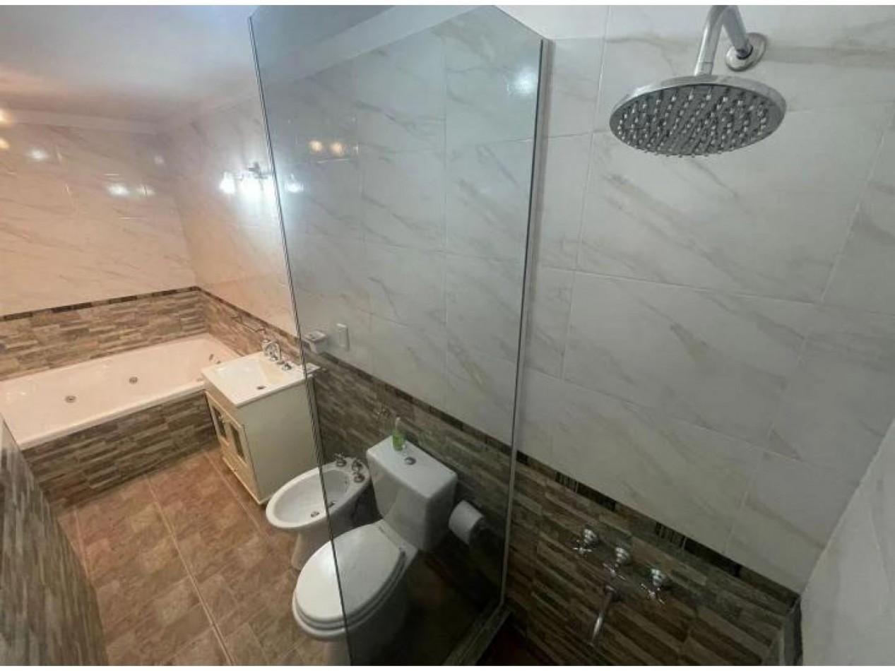 TRIPLEX APTO CREDITO COMPLEJO CERRADO CON SEGURIDAD Y AMENITIIES, BAJAS EXPENSAS