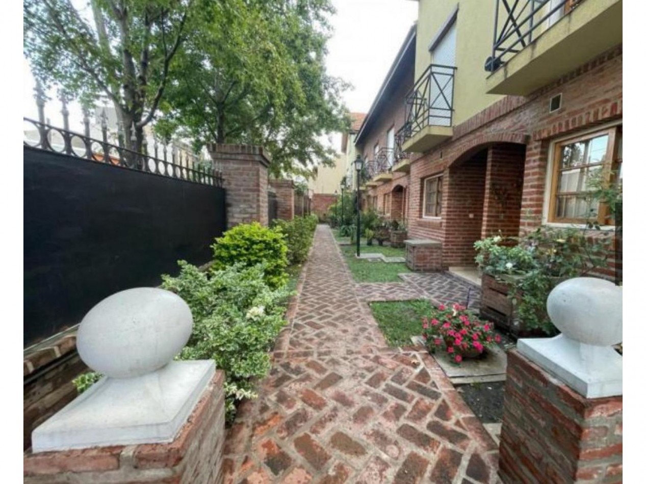 TRIPLEX APTO CREDITO COMPLEJO CERRADO CON SEGURIDAD Y AMENITIIES, BAJAS EXPENSAS