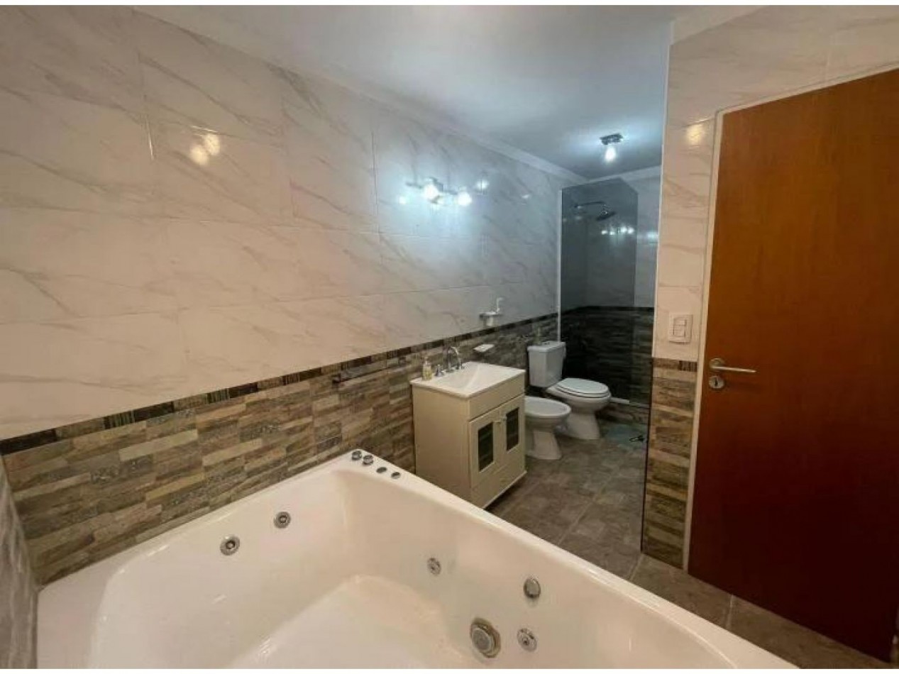 TRIPLEX APTO CREDITO COMPLEJO CERRADO CON SEGURIDAD Y AMENITIIES, BAJAS EXPENSAS