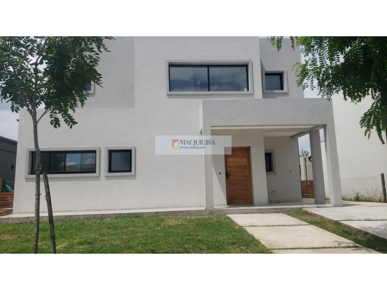 HERMOSA CASA DE4 AMBIENTES EN BARRIO SAN PABLO! 3 DORM. 1 EN SUITE C/VEST. GALERIA, AMPLIO PARQUE