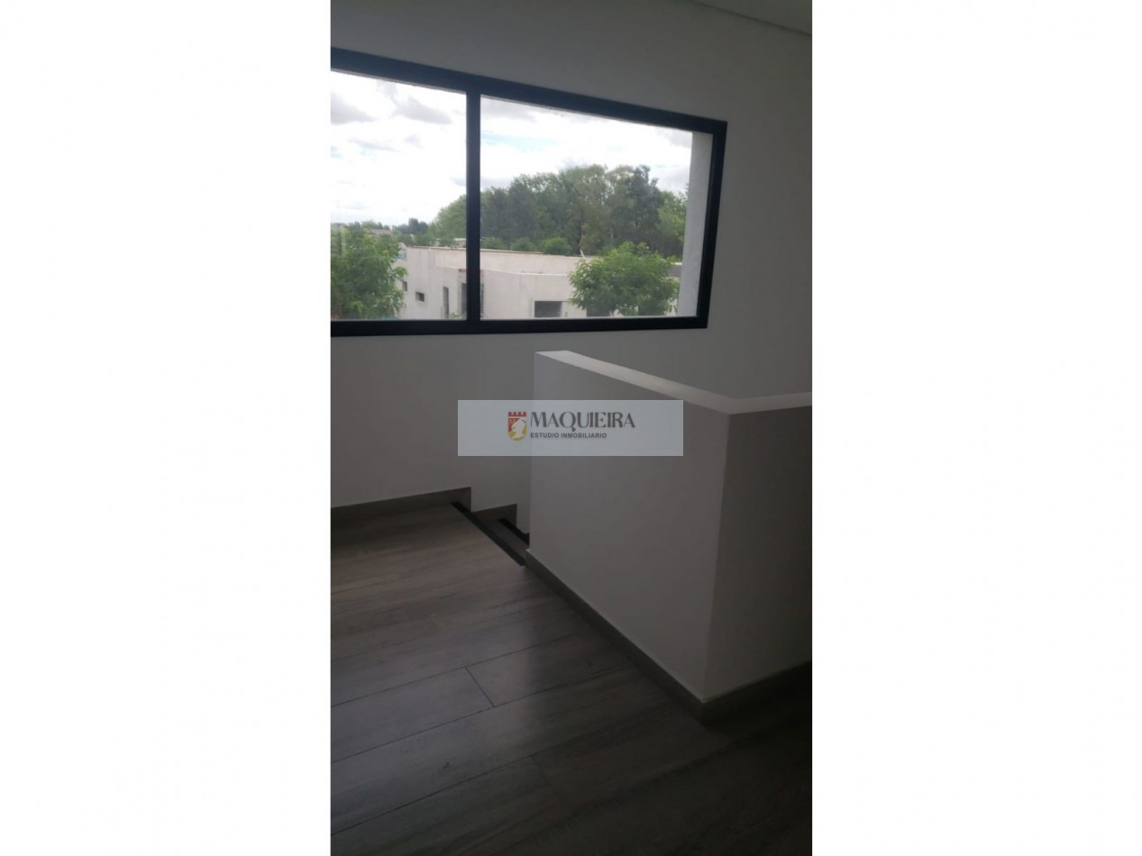 HERMOSA CASA DE4 AMBIENTES EN BARRIO SAN PABLO! 3 DORM. 1 EN SUITE C/VEST. GALERIA, AMPLIO PARQUE
