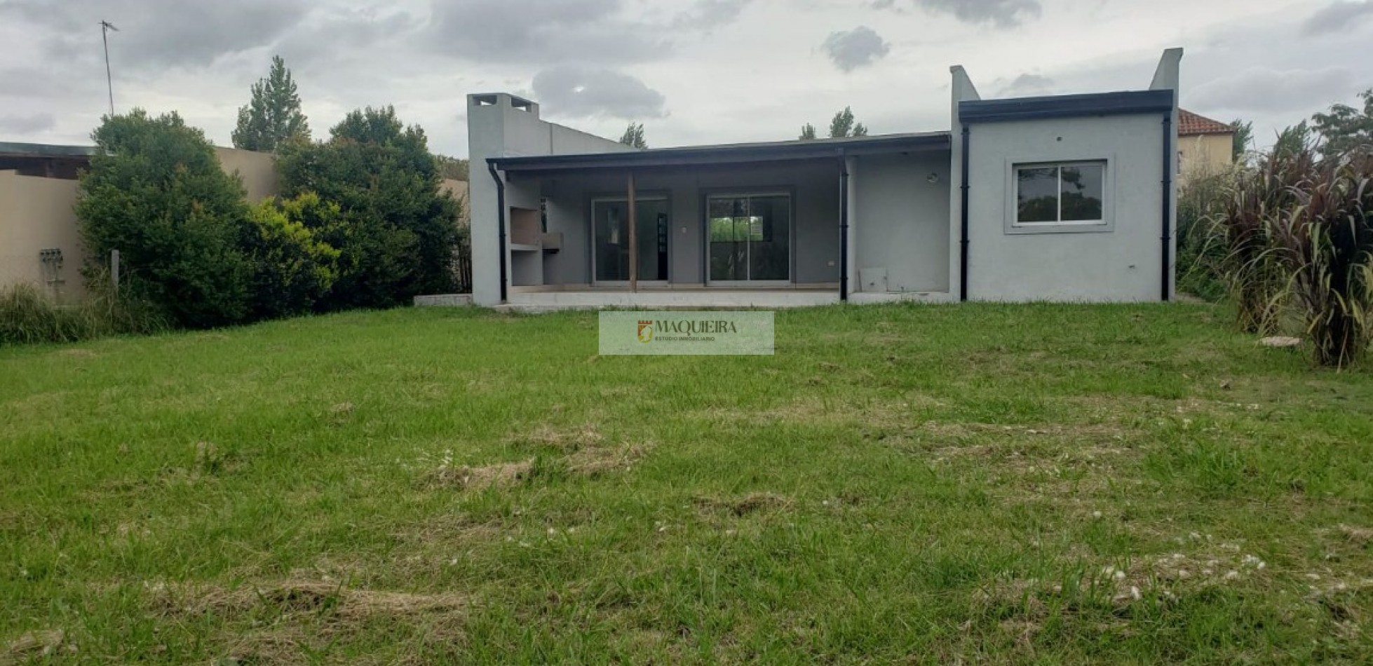 HERMOSA CASA EN UNA PLANTA A ESTRENAR!! 3 DORM. 1 EN SUITE, GALERIA CUBIERTA C/ PARRILLA, AMPLIO PARQUE