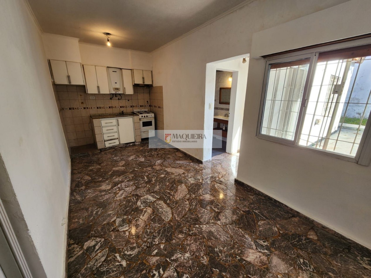 VENTA EN BLOCK-CASA EN DOS PLANTAS -SON 3 PH VIVIENDAS Y LOCAL COMERCIAL-COCHERA-TERRAZA