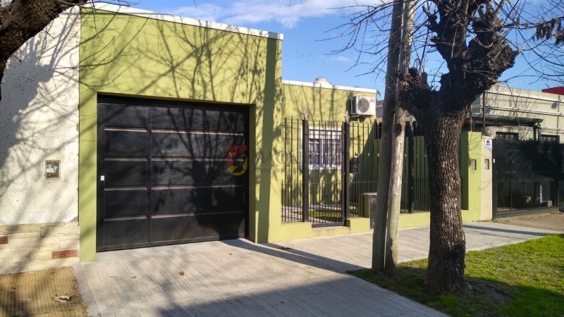 CASA EN PLENO CENTRO DE MUÑIZ, MUY BUEN ESTADO