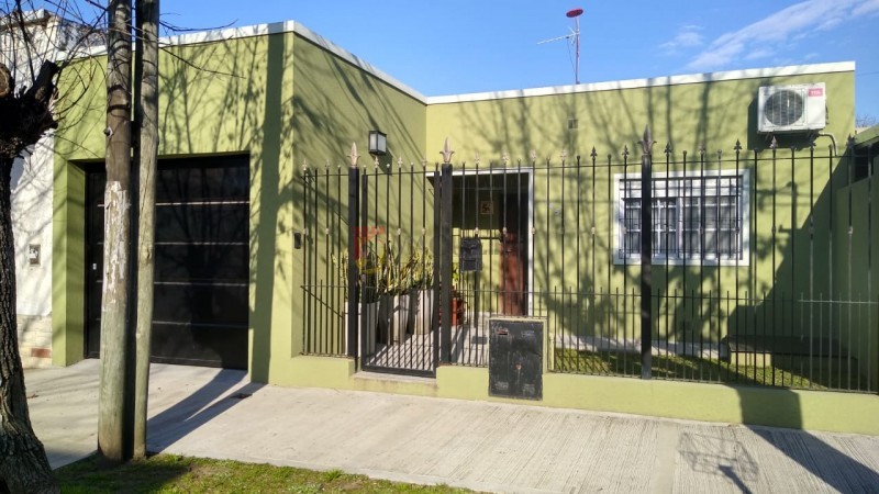 CASA EN PLENO CENTRO DE MUÑIZ, MUY BUEN ESTADO