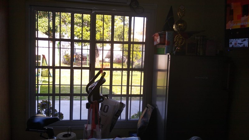 CASA EN PLENO CENTRO DE MUÑIZ, MUY BUEN ESTADO