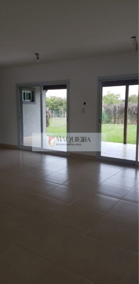 HERMOSA CASA EN UNA PLANTA A ESTRENAR!! 3 DORM. 1 EN SUITE, GALERIA CUBIERTA C/ PARRILLA, AMPLIO PARQUE