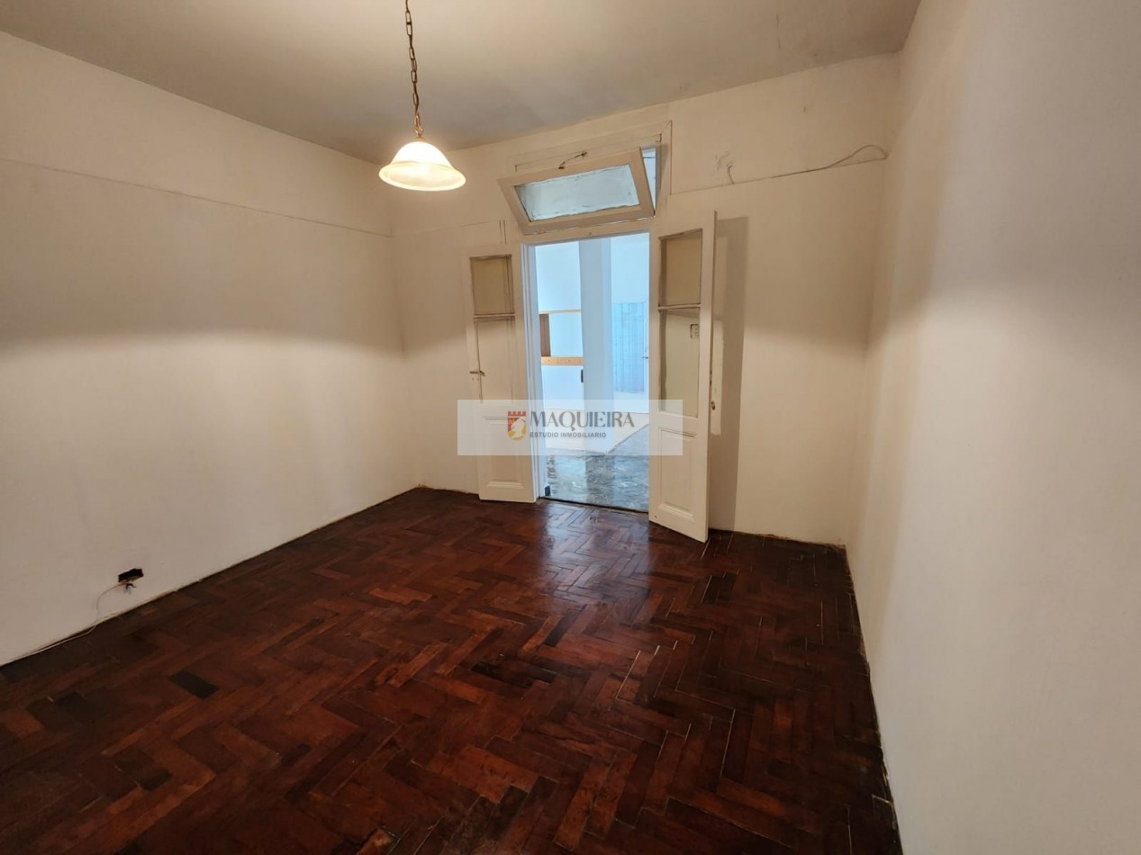 VENTA EN BLOCK-CASA EN DOS PLANTAS -SON 3 PH VIVIENDAS Y LOCAL COMERCIAL-COCHERA-TERRAZA