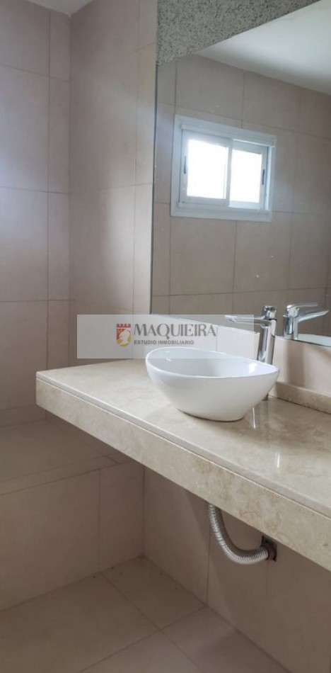 HERMOSA CASA EN UNA PLANTA A ESTRENAR!! 3 DORM. 1 EN SUITE, GALERIA CUBIERTA C/ PARRILLA, AMPLIO PARQUE