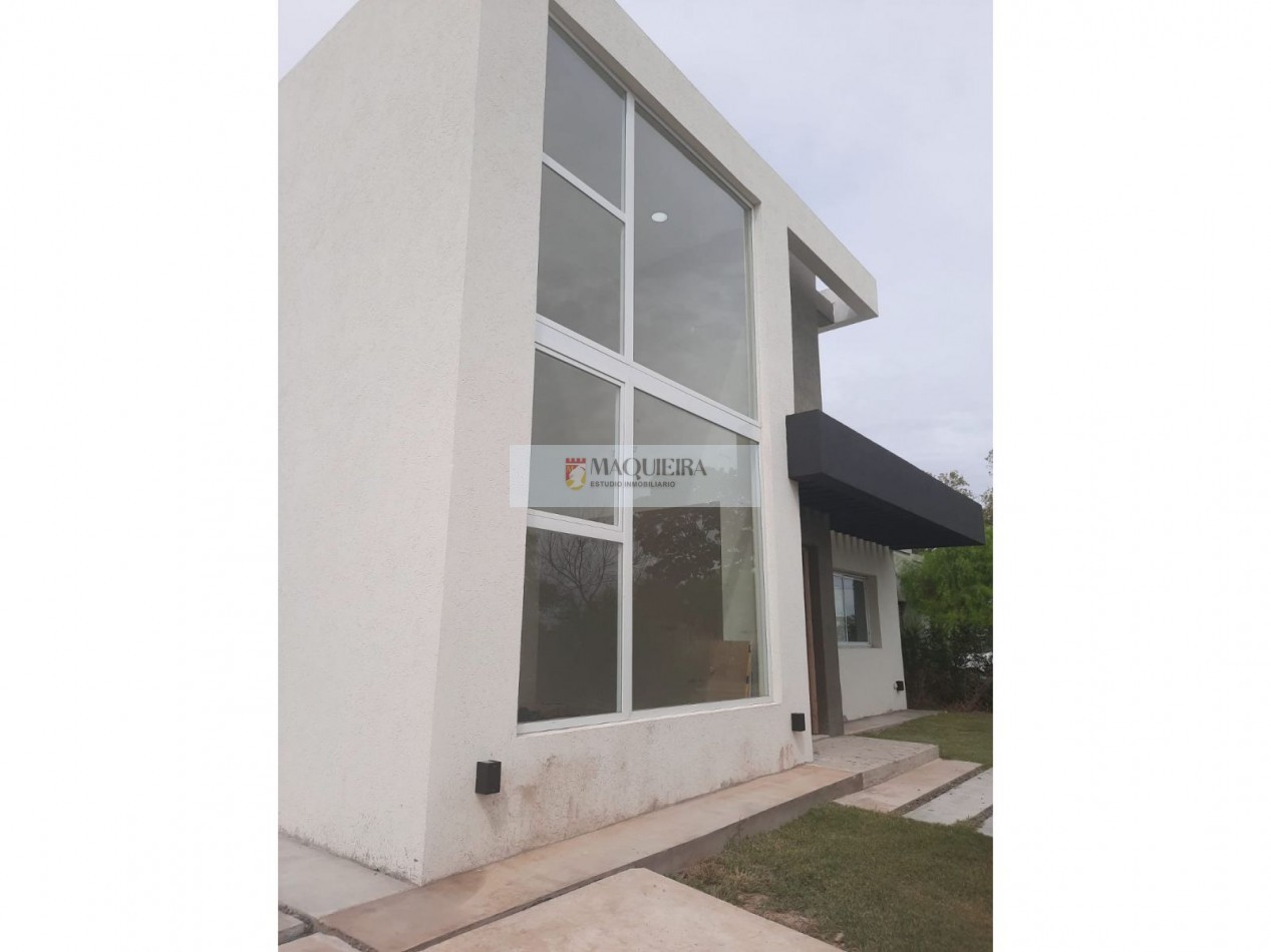 HERMOSA PROPIEDAD EN 1 PLANTA! IMPERDIBLE OPORTUNIDAD! 3 DORM. 1 SUITE C/VEST.