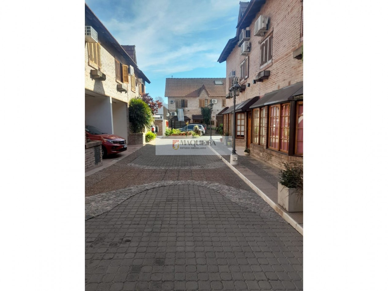 APTO CREDITO Triplex 3 dorm +playroom-Barrio Cerrado El Solar -San Miguel