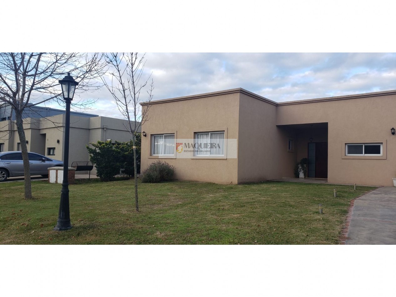 HERMOSA CASA 4 AMB. 3 DORM 1 EN SUITE C/VEST.