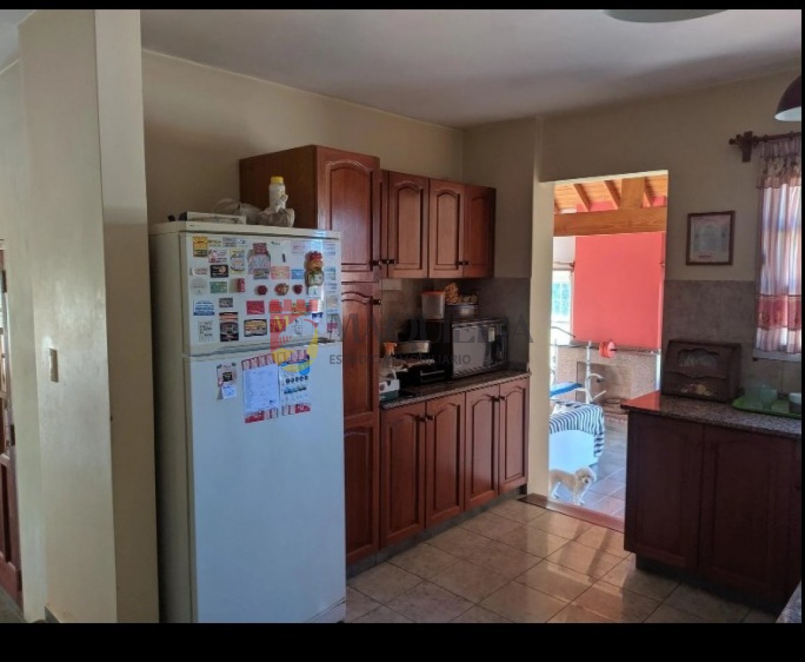Casa en VENTA en Marcos Sastre 2200-1660mts2-2 propiedades-pileta y parque