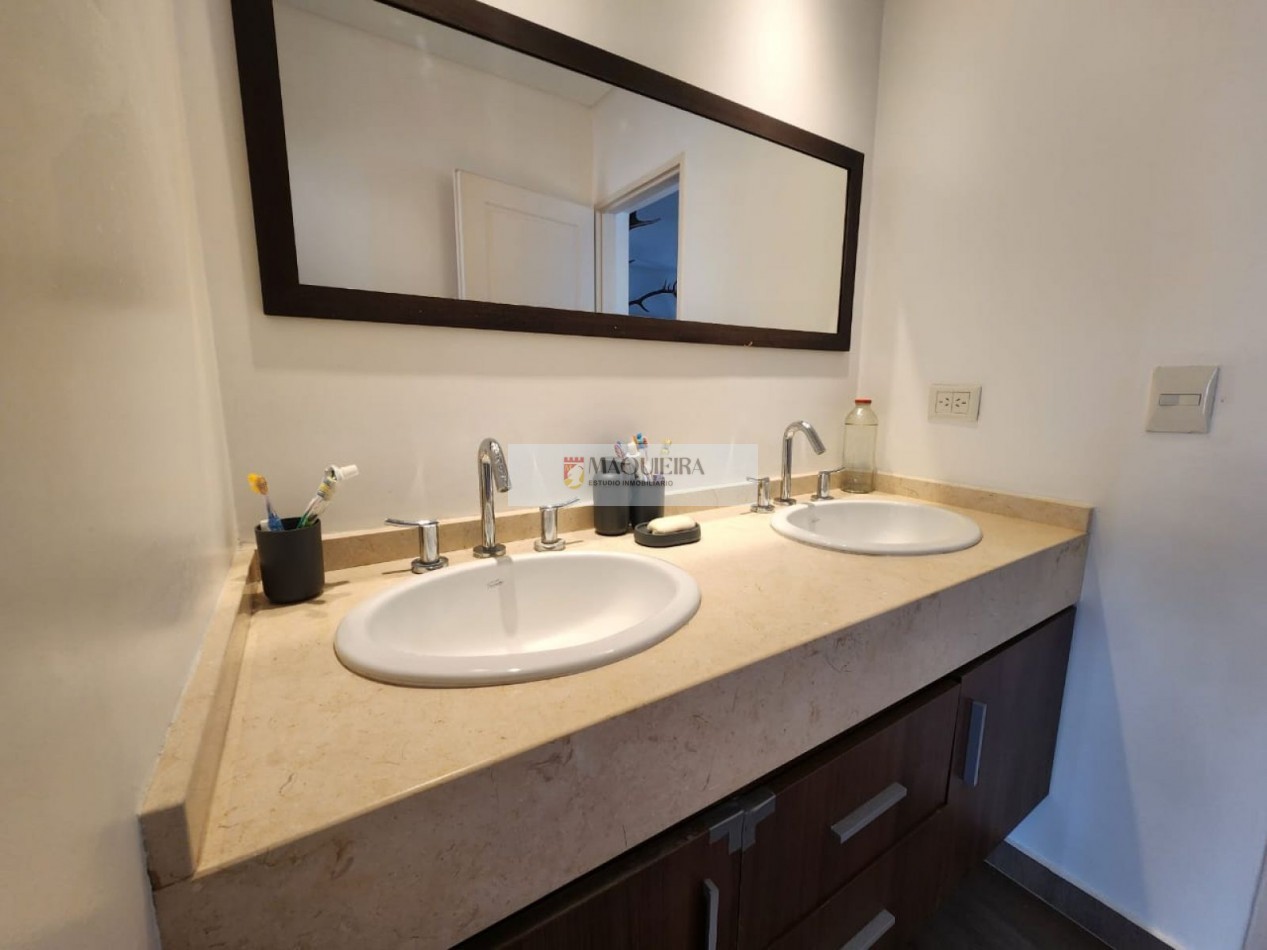 HERMOSA CASA EN VENTA - 6 Ambientes CON PARQUE Y PILETA en BARRIO San Alfonso -Pila