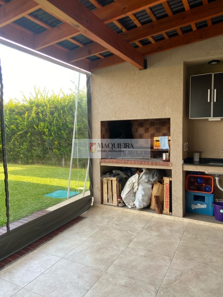 Casa -VENTA-Pilar del Este-Barrio San Alfonso-3 dorm(1suite-vestidor)-Parrilla.Pileta y cochera.Posib. compra con muebles.