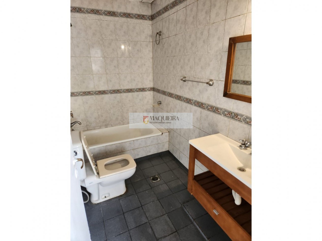 VENTA EN BLOCK-CASA EN DOS PLANTAS -SON 3 PH VIVIENDAS Y LOCAL COMERCIAL-COCHERA-TERRAZA