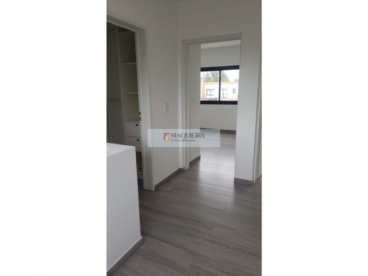 HERMOSA CASA DE4 AMBIENTES EN BARRIO SAN PABLO! 3 DORM. 1 EN SUITE C/VEST. GALERIA, AMPLIO PARQUE