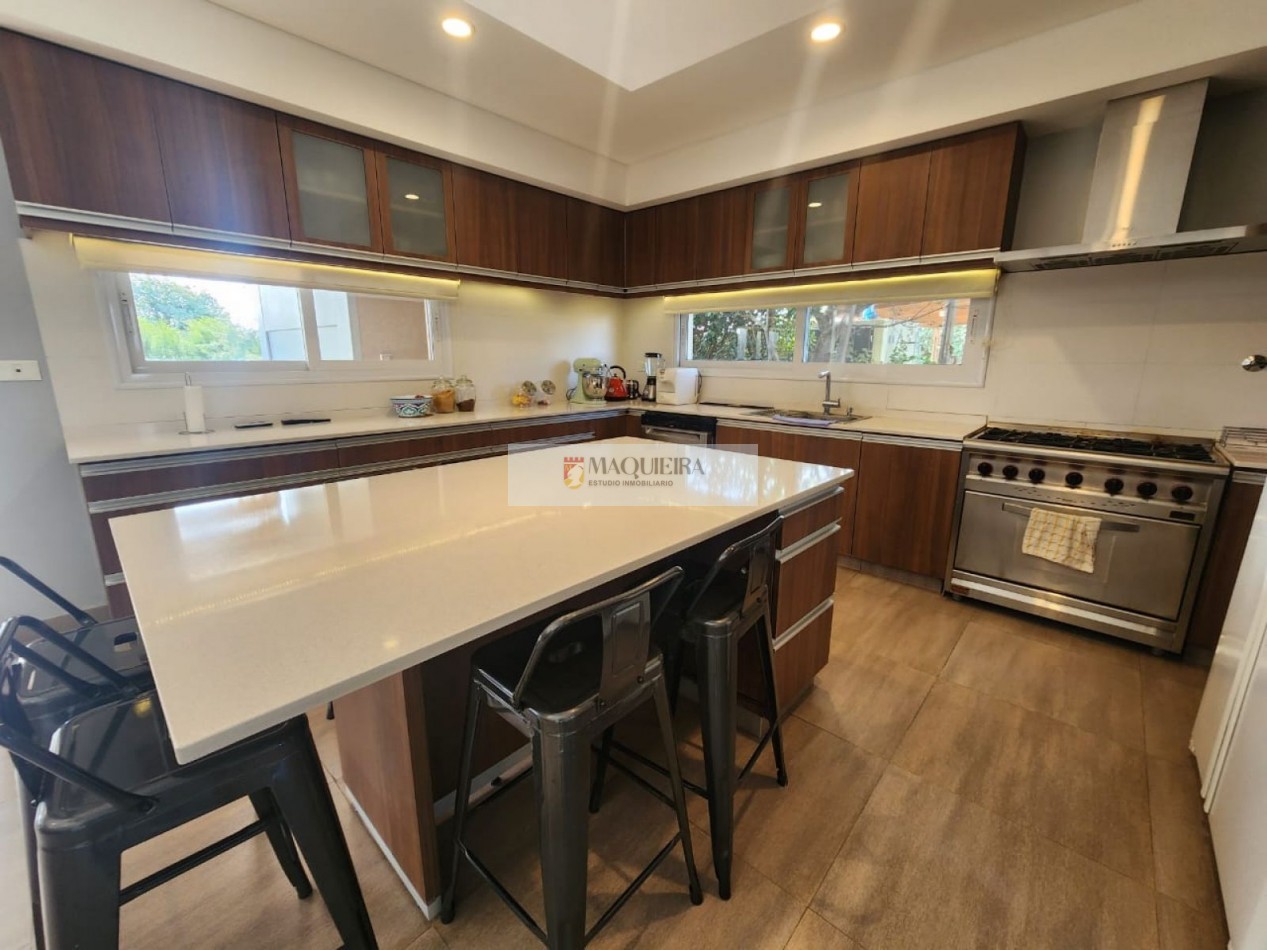 HERMOSA CASA EN VENTA - 6 Ambientes CON PARQUE Y PILETA en BARRIO San Alfonso -Pila