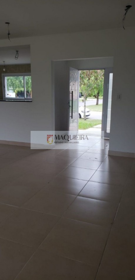 HERMOSA CASA EN UNA PLANTA A ESTRENAR!! 3 DORM. 1 EN SUITE, GALERIA CUBIERTA C/ PARRILLA, AMPLIO PARQUE
