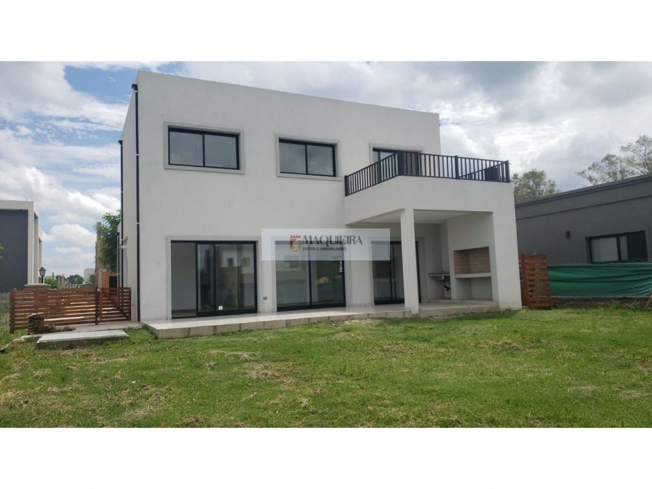 HERMOSA CASA DE4 AMBIENTES EN BARRIO SAN PABLO! 3 DORM. 1 EN SUITE C/VEST. GALERIA, AMPLIO PARQUE