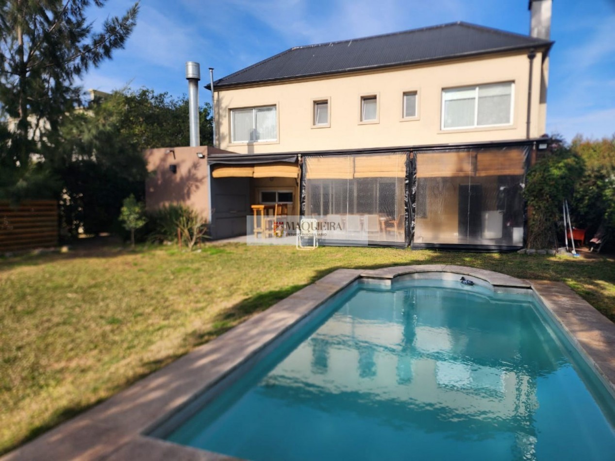 HERMOSA CASA EN VENTA - 6 Ambientes CON PARQUE Y PILETA en BARRIO San Alfonso -Pila