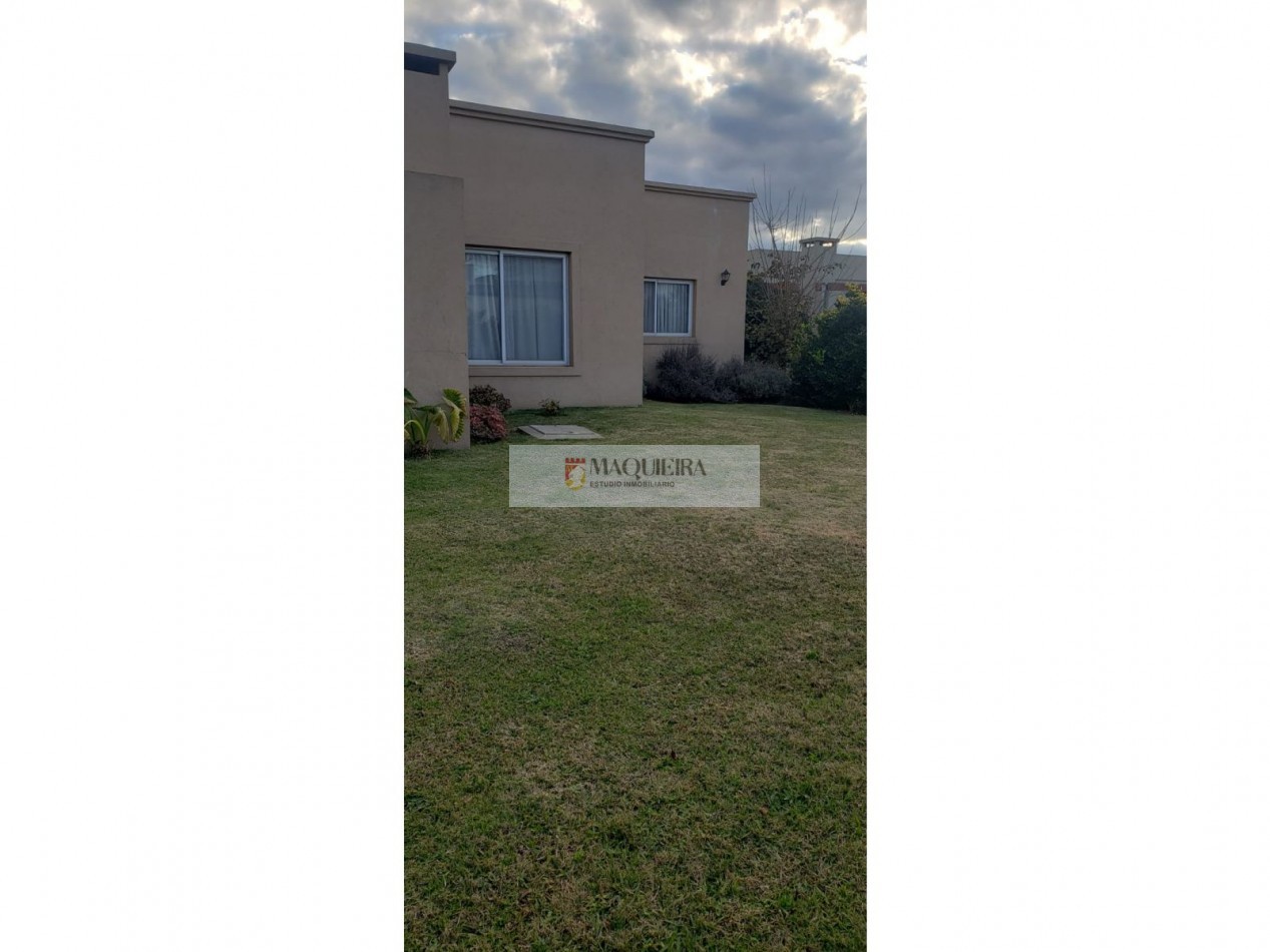 HERMOSA CASA 4 AMB. 3 DORM 1 EN SUITE C/VEST.