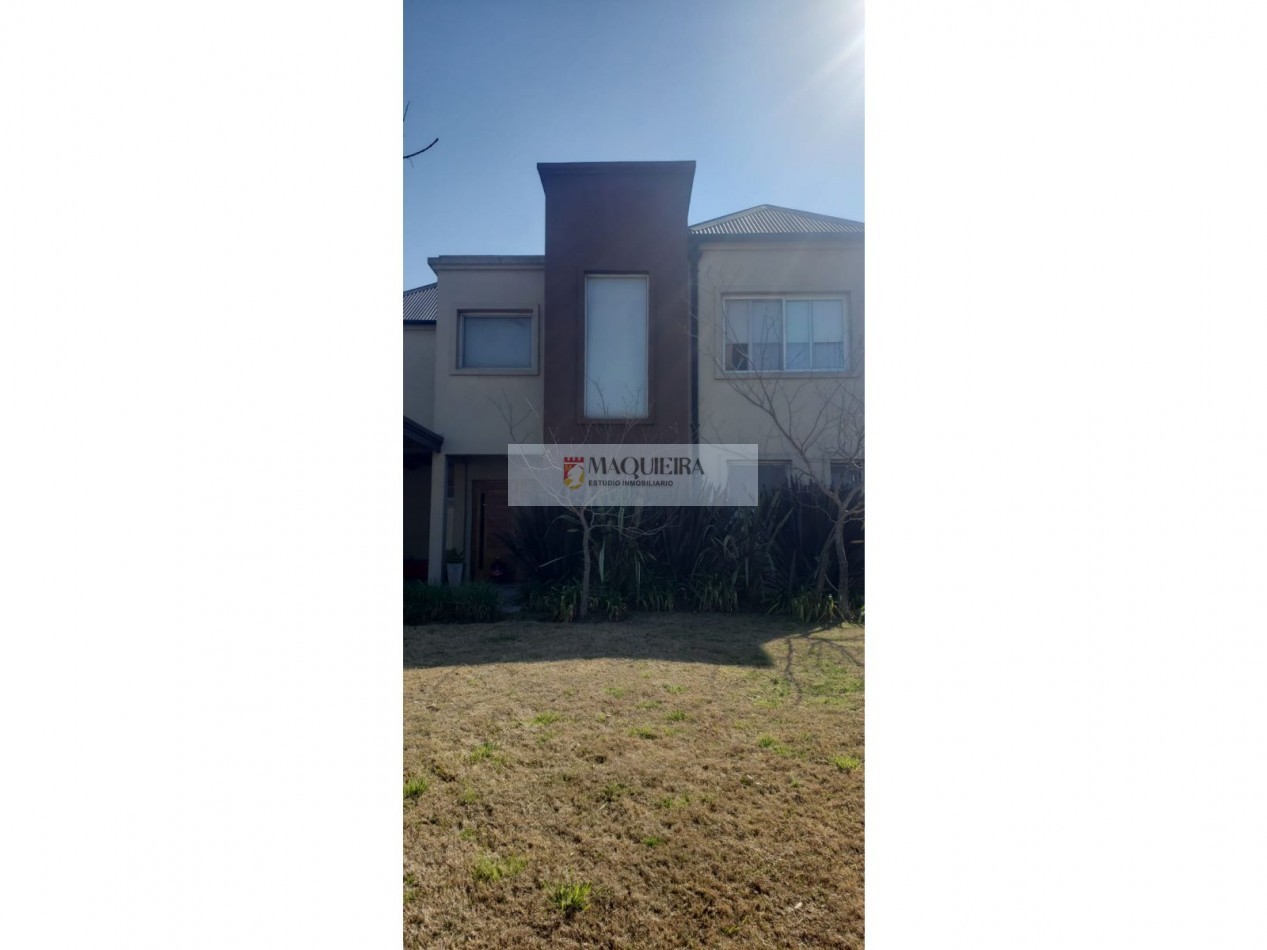 HERMOSA CASA EN VENTA - 6 Ambientes CON PARQUE Y PILETA en BARRIO San Alfonso -Pila
