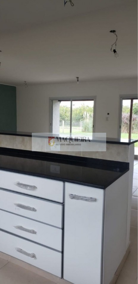 HERMOSA CASA EN UNA PLANTA A ESTRENAR!! 3 DORM. 1 EN SUITE, GALERIA CUBIERTA C/ PARRILLA, AMPLIO PARQUE