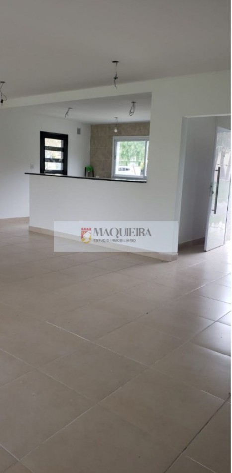 HERMOSA CASA EN UNA PLANTA A ESTRENAR!! 3 DORM. 1 EN SUITE, GALERIA CUBIERTA C/ PARRILLA, AMPLIO PARQUE