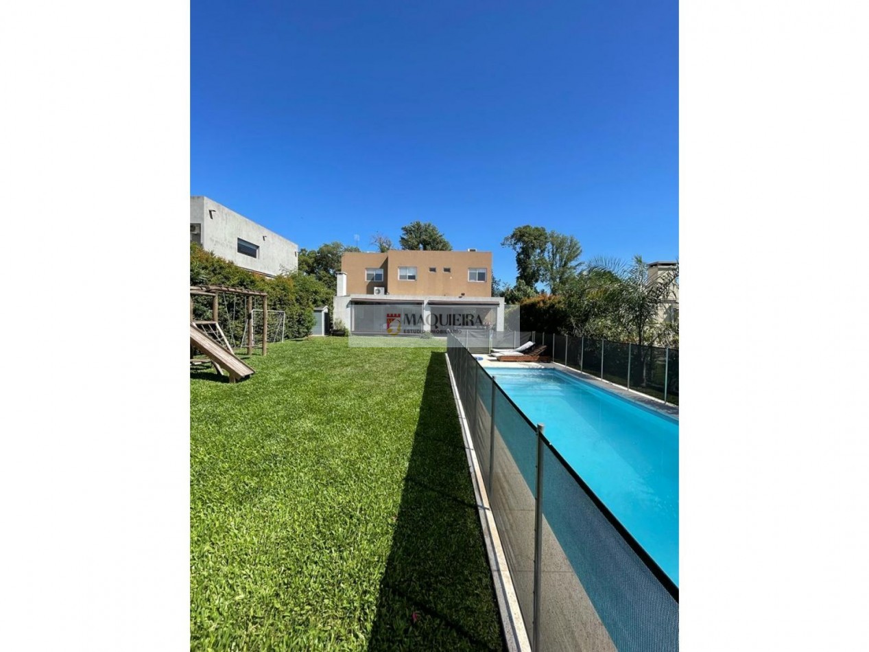 HERMOSA CASA EN VENTA - 6 Ambientes CON PARQUE Y PILETA en BARRIO Santa Guadalupe -Pilar