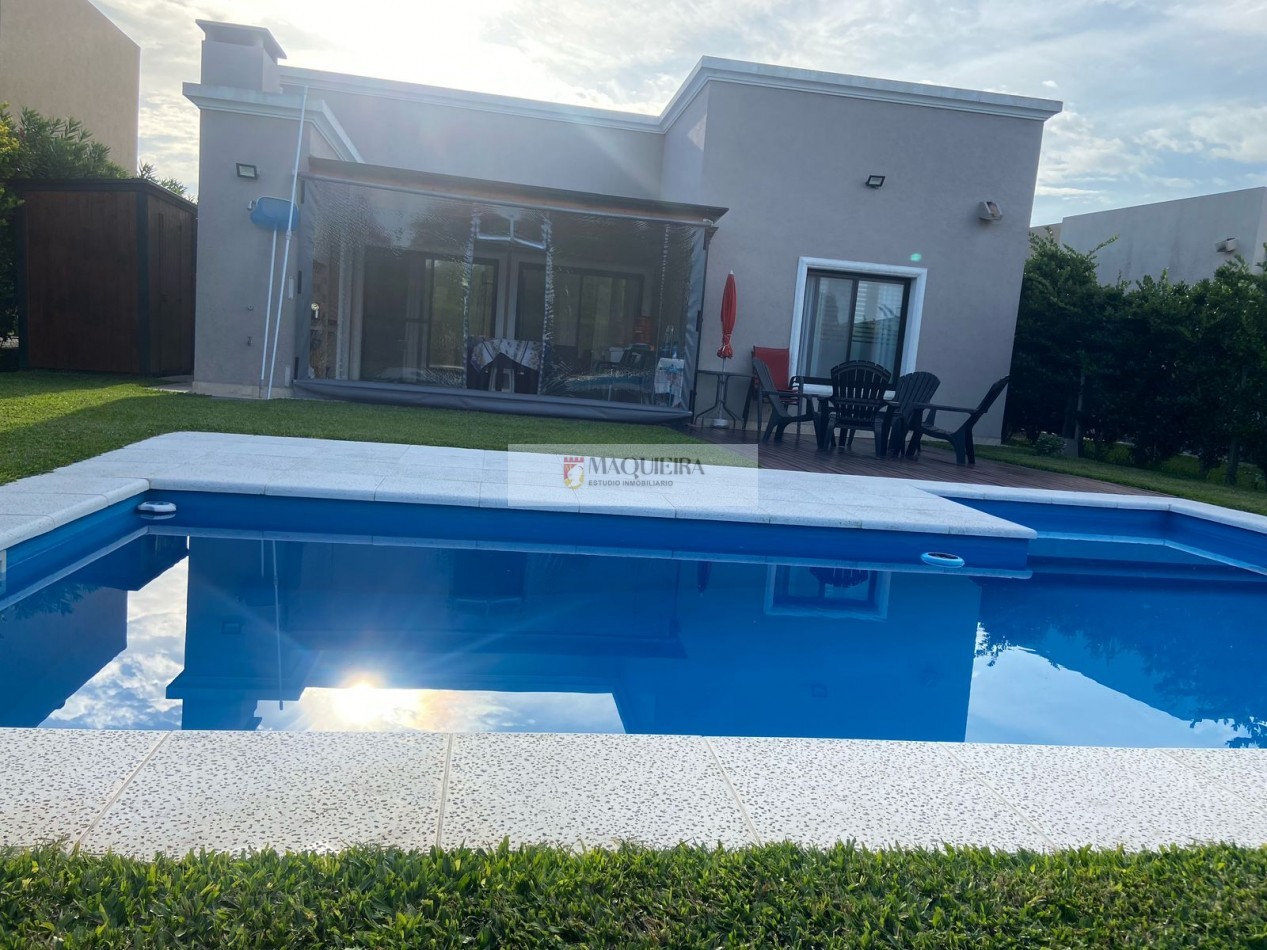 Casa -VENTA-Pilar del Este-Barrio San Alfonso-3 dorm(1suite-vestidor)-Parrilla.Pileta y cochera.Posib. compra con muebles.