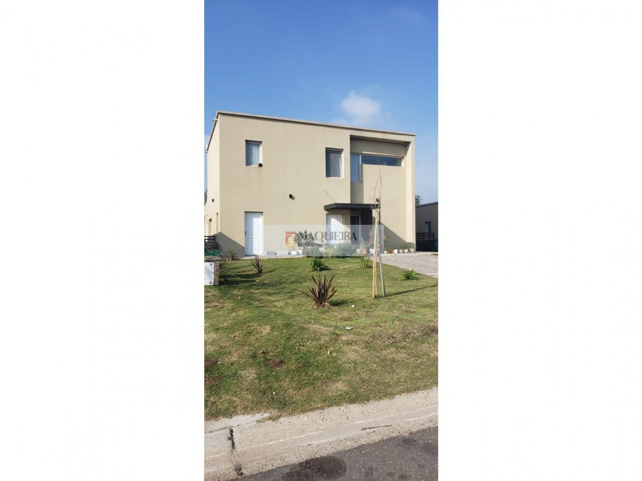 Casa En Venta 4 ambientes -190 m2 sobre un lote de 380 m2 aprox.-2 plantas
