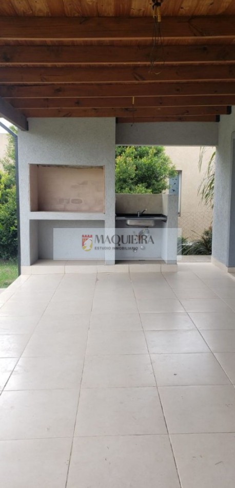 HERMOSA CASA EN UNA PLANTA A ESTRENAR!! 3 DORM. 1 EN SUITE, GALERIA CUBIERTA C/ PARRILLA, AMPLIO PARQUE