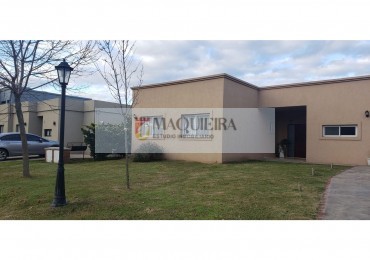HERMOSA CASA 4 AMB. 3 DORM 1 EN SUITE C/VEST.