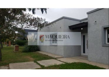 HERMOSA CASA EN UNA PLANTA A ESTRENAR!! 3 DORM. 1 EN SUITE, GALERIA CUBIERTA C/ PARRILLA, AMPLIO PARQUE