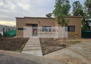 Casa en venta en Pilar del Este-Barrio Santa Lucia-3 dormitorios(1suite y vestidor)-Parrilla.